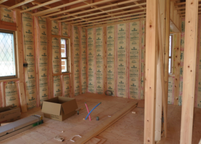 内壁や床、天井に断熱材を敷く「内断熱」は「外断熱」よりも安価な施工が可能