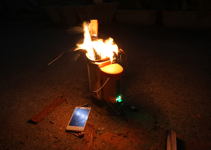 焚き火をしながらスマホの充電ができる「BioLite キャンプストーブ2」