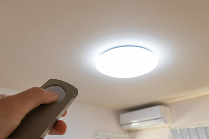 LED照明はリモコンで明るさや色を調整できる