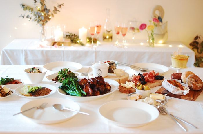 ホームパーティのアイデア：料理が映える白のテーブルクロスは非日常感やおもてなし感を演出する