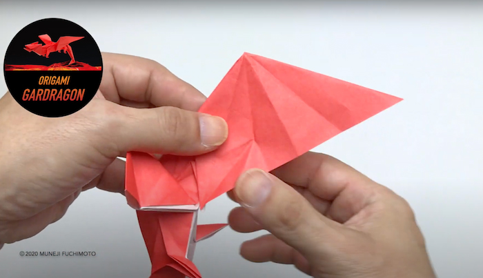 創作折り紙【ガードラゴン】頭部を開き、限界まで引っ張って四角に折り畳む