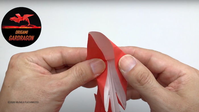 創作折り紙【ガードラゴン】折り畳んだ四角を開き、折り筋を使ってひし形になるように折る