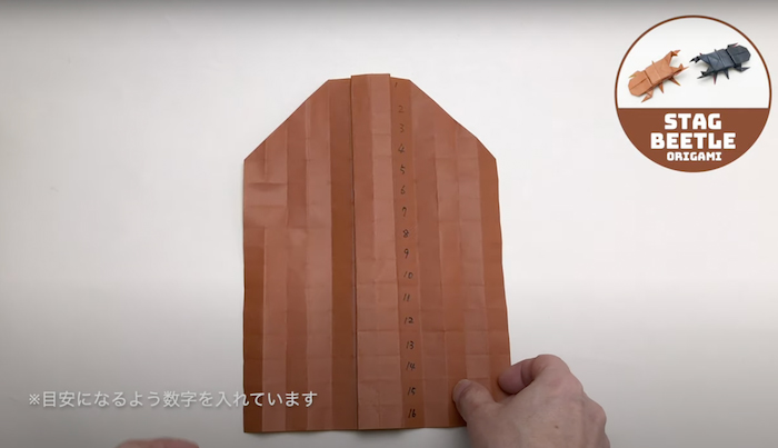 創作折り紙【クワガタムシ】縦横16等分に折った折り紙に数字を書き入れる