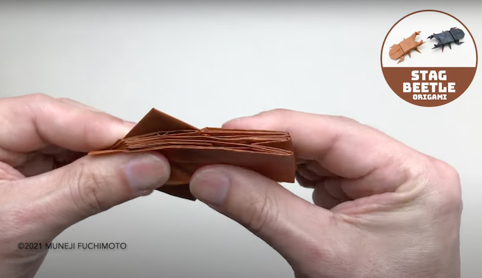 創作折り紙【クワガタムシ】折り筋を付けていくとペタッと畳める状態になる