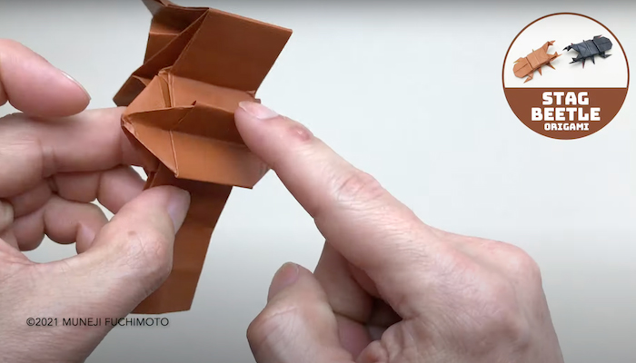 創作折り紙【クワガタムシ】飛び出ている部分を中に押し込むように折る