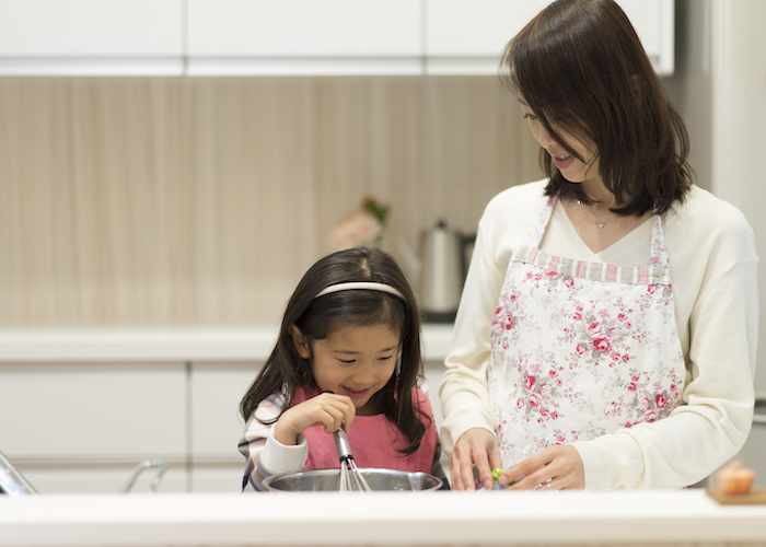【食育×親子料理】子どもの年齢別アドバイス・2〜3歳児からは道具も使えるように