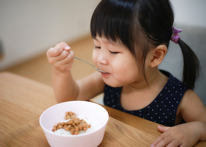 “同じものばかり食べる”子どもの偏食対策